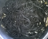 Foto del paso 10 de la receta: Espaguetis negros con gulas, champiñones y gambas