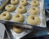 Foto langkah ke 9 dari resep Donat lagi,, sukses ada white ring.