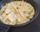 Foto del paso 3 de la receta: Quiche sin masa cremosa con salmón ahumado y verduras hecha en una sartén
