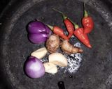 Foto langkah ke 1 dari resep Seblak Bandung (Kerupuk, Mie & Telor).