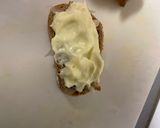 Foto del paso 3 de la receta: Tostadas al horno con cebolla fresca y mahonesa