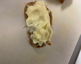 Foto del paso 3 de la receta: Tostadas al horno con cebolla fresca y mahonesa