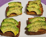 Foto del paso 4 de la receta: Mini torrijas al horno con aguacate