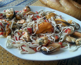 Foto del paso 4 de la receta: Ensalada de mejillones y anguriñas en vinagreta