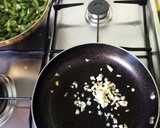 Foto del paso 3 de la receta: Salteado de habicholillas y gambas congeladas