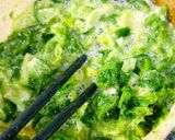 Hình bước làm 3 của món Rong xà lách chiên trứng