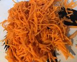 Une image de l'étape 1 de Salade de tomates et carottes aux anchois et câpres sauce agrumes.