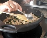 Foto del paso 9 de la receta: Galette con pollo, champiñones y espinacas