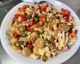 Une image de l'étape 11 de Salade de pâtes au porc, tomates, champignons, feta et cornichons.