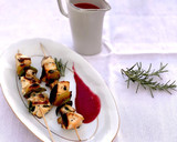 Foto del paso 5 de la receta: Brochetas de pollo con salsa de frutos rojos