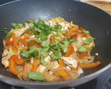 Foto del paso 3 de la receta: Pollo al wok rápido y fácil