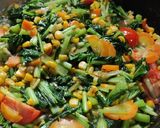 Foto langkah ke 3 dari resep Tumis Sawi & Jagung.