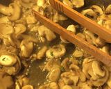 Foto del passaggio 1 della ricetta Crostoni alla crema di zucchine e funghi champignons