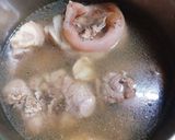 Hình bước làm 2 của món Nui lứt nấu khoanh giò
