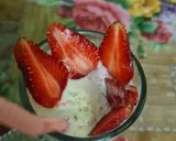 A picture of step 3 of Strawberry ice cream shake.