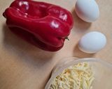 Foto del paso 1 de la receta: Huevos en cunita de morrón acolchados con queso 🥚 3 ingredientes + condimentos