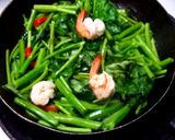 รูปขั้นตอนการทำที่ 3 ของ กุ้งผัดผักบุ้งน้ำมันหอย
