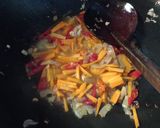 Foto langkah ke 4 dari resep Oseng mie pedas.