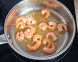 A picture of step 4 of Garlic White Wine Prawn Linguine.
