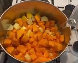 Une image de l'étape 3 de Soupe veloutée de potimarron et pommes de terre.