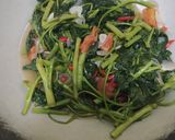 Foto langkah ke 4 dari resep Tumis kangkung saos tiram.