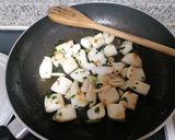 Foto del paso 3 de la receta: Sepia al ajillo tierno y perejil fresco