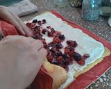 Foto del paso 11 de la receta: Arrollado de frutos rojos y crema