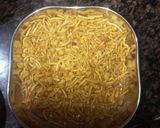 A picture of step 1 of Namkeen bhel.