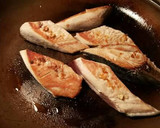 Foto del paso 7 de la receta: Solomillo de bonito a la sal piramidal al limón y aceite de sésamo