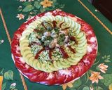 Une image de l'étape 8 de Salade composée aux tomates, concombre, courgette, olives, poivron, basilic et parmesan.