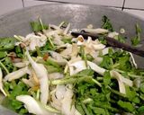 Foto langkah ke 4 dari resep Tumis Jamur Tiram dan Selada air.