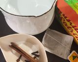 Foto langkah ke 1 dari resep Teh Cengkeh Kayu Manis.
