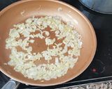 Foto del paso 1 de la receta: Quiche de brócoli, salmón y cebolla caramelizada