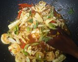 Foto langkah ke 6 dari resep Cumi dan udang saus tiram.