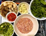 รูปขั้นตอนการทำที่ 1 ของ กะเพราหมูไก่สับ เพื่อสุขภาพ