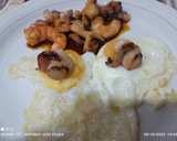 Foto del paso 6 de la receta: Huevos fritos con vieiras, langostinos y sepia