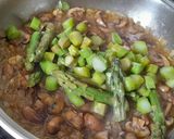 Foto del paso 4 de la receta Revuelto de espárragos, setas y langostinos