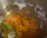 A picture of step 2 of Spinach Clear Soup.