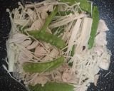 รูปขั้นตอนการทำที่ 2 ของ ผัดเห็ดเข็มทอง&ถั่วลันเตา​&อกไก่ น้ำมันหอย คลีนๆ