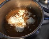 Une image de l'étape 2 de Sauce crémeuse au bouillon de crevettes et cresson.
