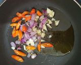 Foto langkah ke 3 dari resep Dadar Lipat Tomat Pedas.