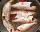 Hình bước làm 1 của món Cá Phèn Kho Mật Ong