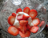 Foto del paso 2 de la receta: Copa de fresas con nata