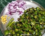 A picture of step 3 of Fried Bhindi Masala.