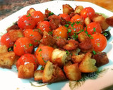 Foto del paso 6 de la receta: Ensalada templada de cherrys con pan frito y aceitunas negras