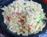 Foto del paso 8 de la receta: Mini penne en salsa bechamel con salteado de tiras de pechuga