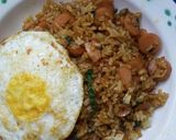 Foto langkah ke 3 dari resep Nasi goreng sosis telor ceplok.