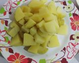 รูปขั้นตอนการทำที่ 3 ของ กุ้งผัดมันฝรั่งพริกไทยราดหน้าข้าว