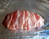 Baconbe göngyölt aszaltszilvás csirkemellrolád recept fázis 3 fotója
