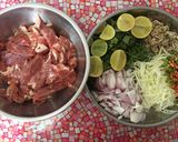 รูปขั้นตอนการทำที่ 1 ของ “ยำหมูน้ำพริกเผาใส่มะม่วง”